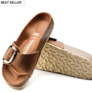 Birkenstock Madrid Big Buckle
Oiled Leather in color Cognac size 39